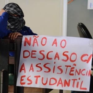 Alunos protestam contra atrasos no pagamento de bolsa-auxílio - Marcello Casal Jr/Agência Brasil