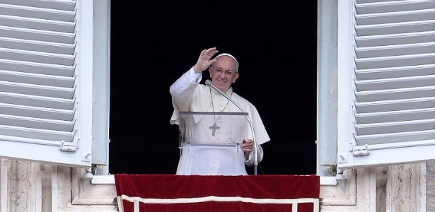 Papa acena para peregrinos na Praça São Pedro após a oração do angelus deste domingo - Filippo Monteforte/AFP