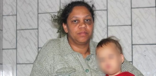Sem trabalho, Simone Kelly não conseguiu pagar o aluguel e foi morar embaixo de viaduto com o filho de 1 ano - Luciano Teixeira/BBC Brasil