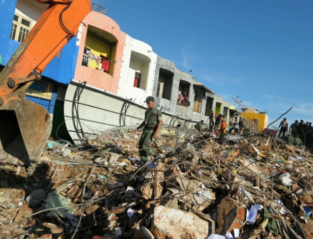 Equipes de busca e salvamento iniciam segundo dia à procura das vítimas de terremoto - Chaideer Mahyuddin/AFP