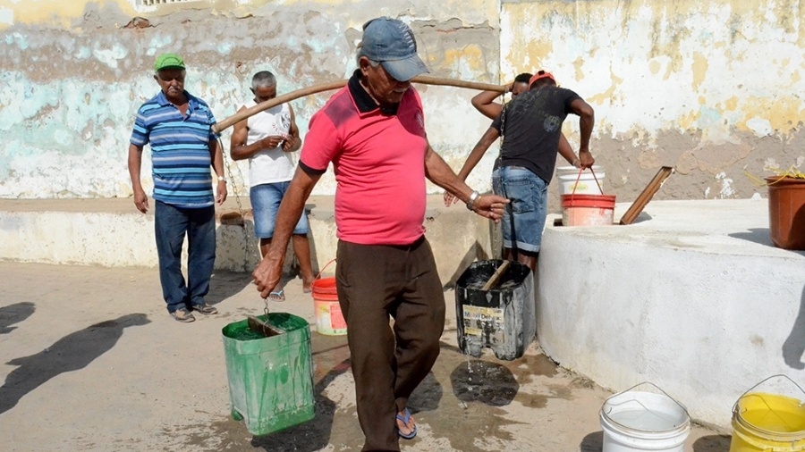 19.dez.2016 - Moradores de Alagoinha (PE) carregam baldes com água potável - Beto Macário/ UOL