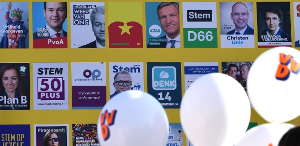 Cartazes com propaganda eleitoral às vésperas das eleições parlamentares na Holanda - Emmanuel Dunand/ AFP