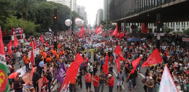 Protestos fecham avenida Paulista e Viaduto do Chá, em São Paulo - NILTON FUKUDA/ESTADÃO CONTEÚDO