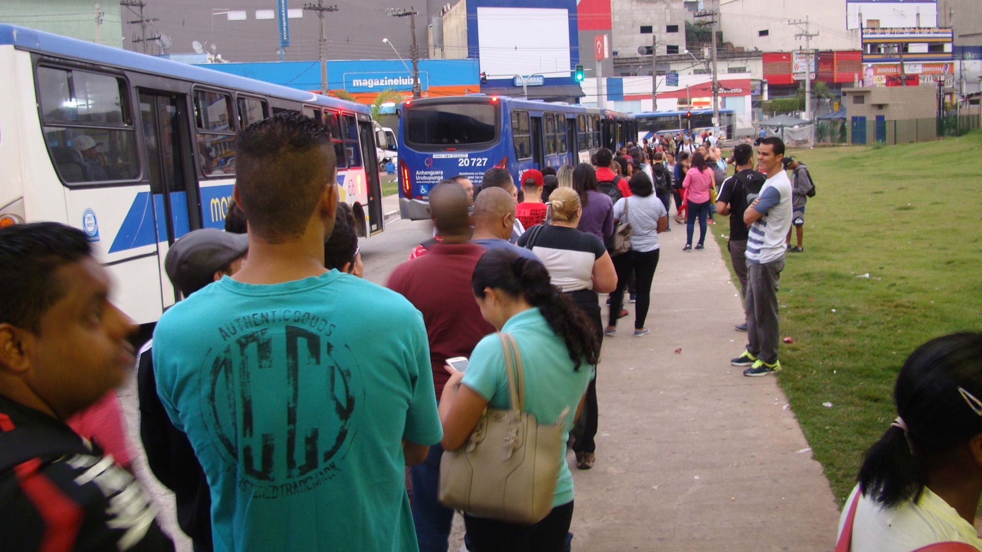 Para 62% da população, assédio sexual é o maior problema dos ônibus em SP -  22/09/2017 - UOL Universa