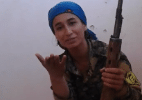 Atiradora dá risada após quase ser baleada em combate na Síria; assista - Reprodução