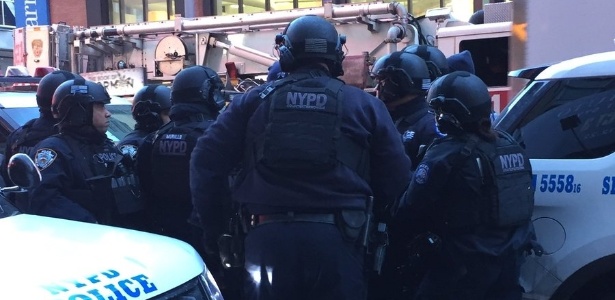 Policiais de Nova York atendem ao chamado de uma explosão próxima ao terminal de ônibus de Port Authority, em Manhattan