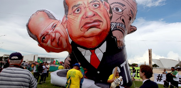 22.mar.2018 - Manifestantes protestam contra e a favor da prisão do ex-presidente Lula em frente do prédio do STF - Antônio Araújo/Estadão Conteúdo