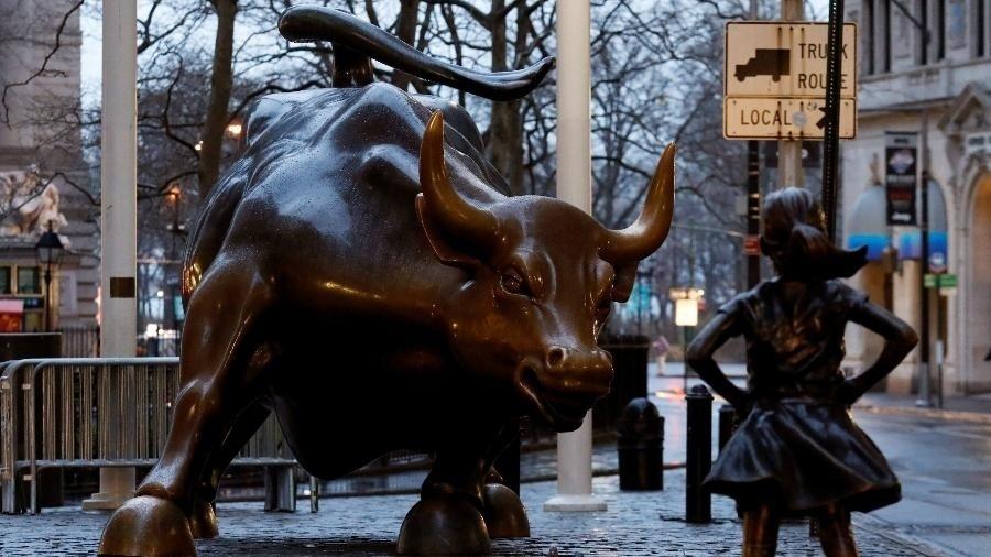 Estátua "Fearless Girl" em frente ao touro de Wall Street, em Nova York (EUA) - Reuters