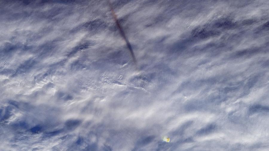 Imagem mostra o rastro do meteorito nas nuvens e uma "nuvem laranja" gerada após sua explosão - Divulgação/Nasa/AFP
