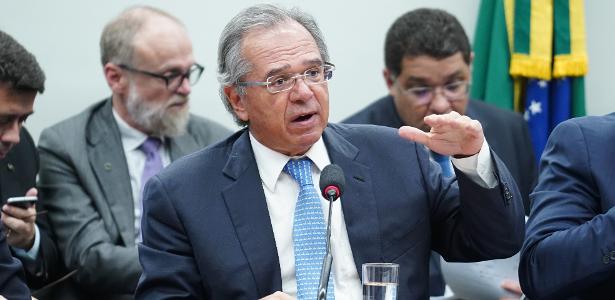 Guedes diz que suspenderá concursos públicos porque há servidores demais