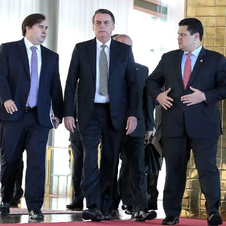 O presidente Jair Bolsonaro com os presidente da Câmara, Rodrigo Maia (DEM-RJ) e do Senado, Davi Alcolumbre (DEM-AP)  - Marcos Corrêa/PR