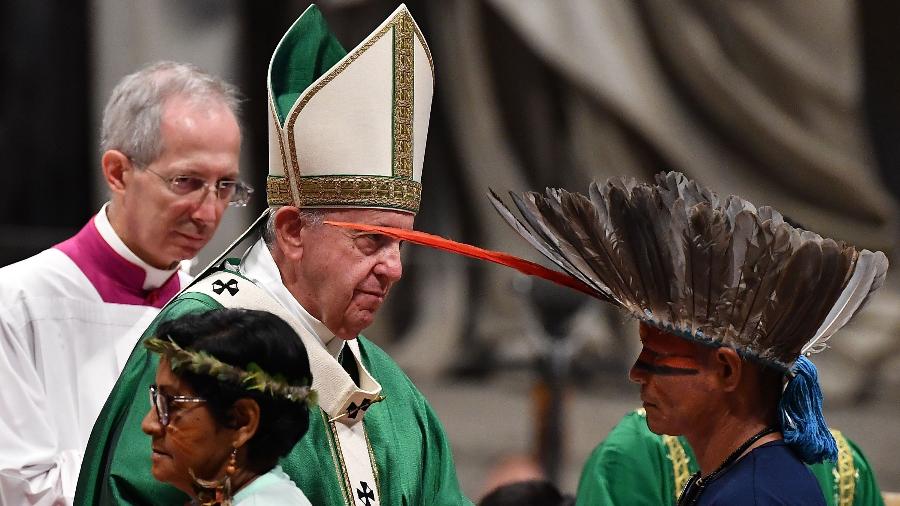 06/10:Papa Francisco celebra missa na Basílica de São Pedro, no Vaticano, para abrir o Sínodo da Amazônia - Tiziana FABI/AFP