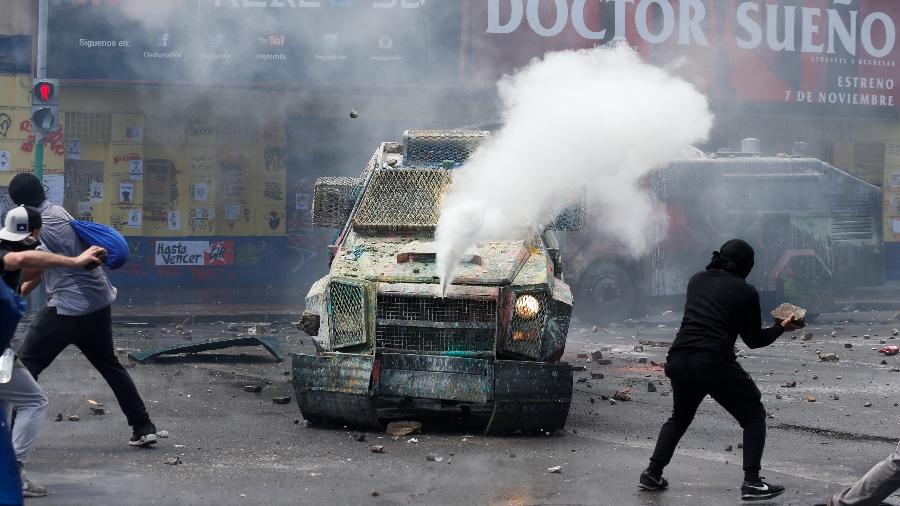 12.nov.2019 - No Chile, protestos contra o governo, em Valparaiso - REUTERS/Rodrigo Garrido