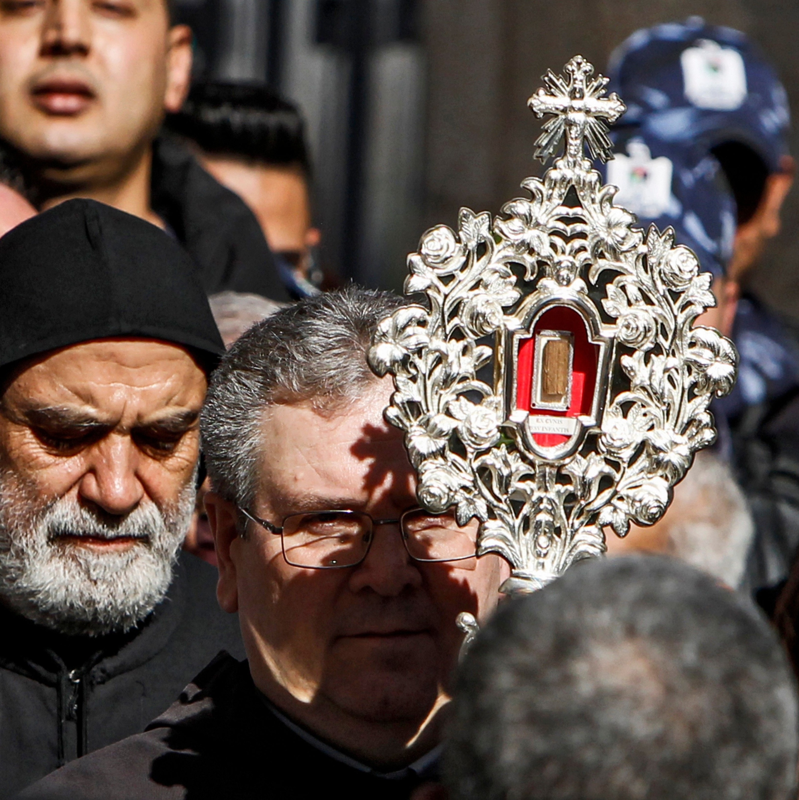 Relíquia com fragmentos de cruz de Jesus dada pelo papa Francisco