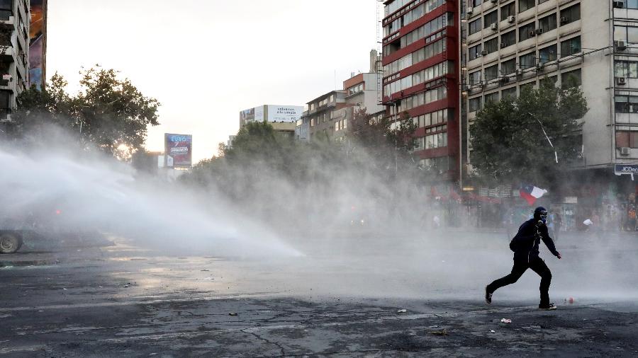 Protesto termina em repressão policial no Chile  - REUTERS/Pablo Sanhueza