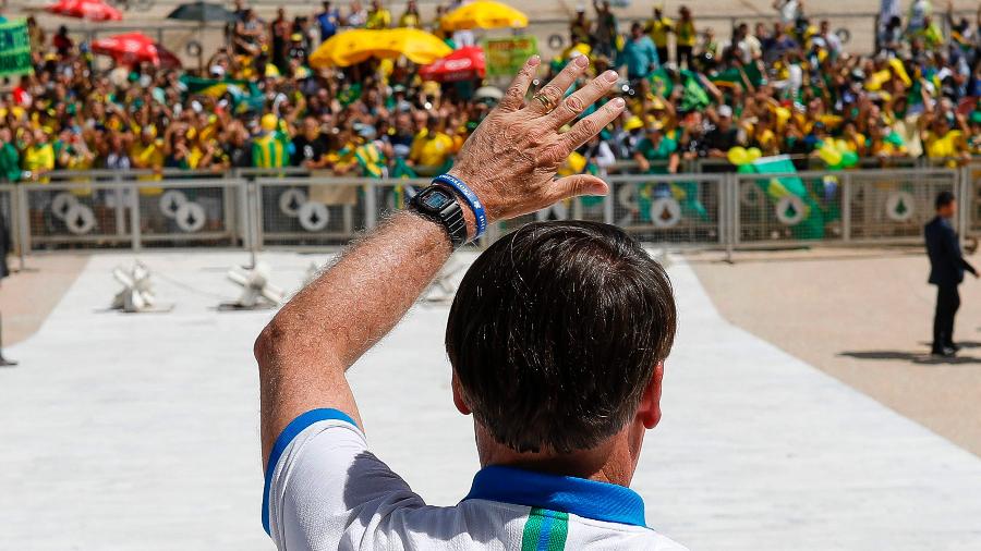 Bolsonaro acena a apoiadores em protesto contra Legislativo e Judiciário - Sergio Lima/AFP