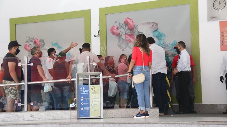 Uma fila se formou em frente ao Shopping Pátio Belém, que reabriu hoje - BRUNO CRUZ/PHOTOPRESS/ESTADÃO CONTEÚDO - BRUNO CRUZ/PHOTOPRESS/ESTADÃO CONTEÚDO