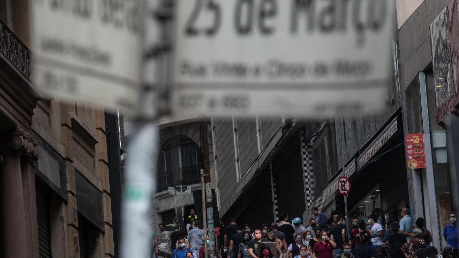 10.jun.2020 - Movimentação intensa em lojas da Rua 25 de Março, no primeiro dia da reabertura do comércio de rua em São Paulo - Werther Santana/Estadão Conteúdo