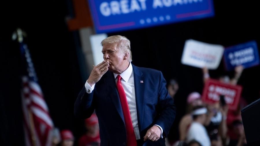 O presidente dos Estados Unidos, Donald Trump, diz que o anúncio foi motivado pela eleição - Brendan Smialowski/AFP