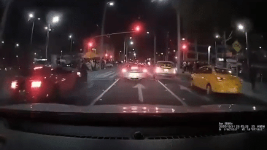 Mustang vermelho atinge motociclista e segue viagem em vídeo feito por câmera de painel - Reprodução/YouTube