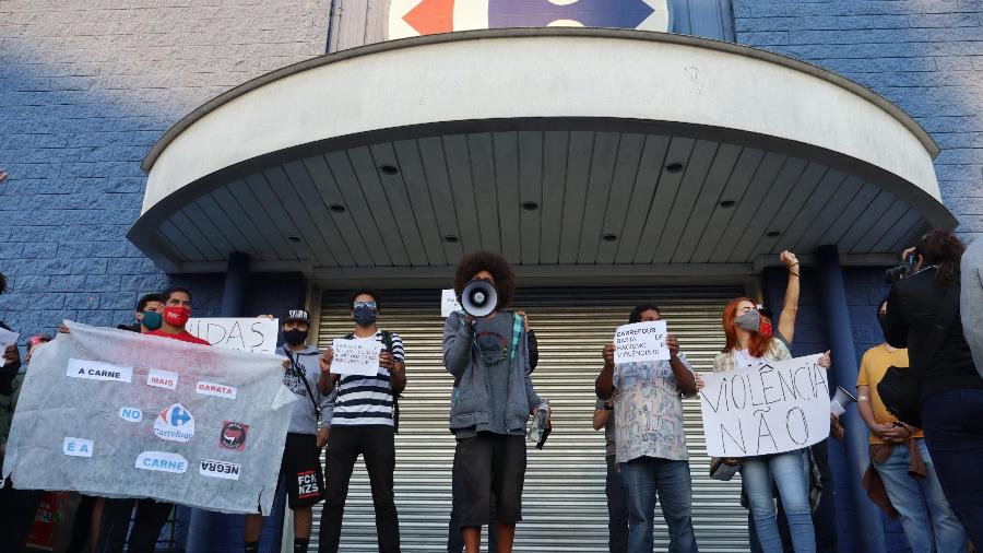 Manifestação em frente a loja do Carrefour em Curitiba (PR); CEO do Carrefour pede colaboração total com a justiça e revisão no treinamento de funcionários - Luis Pedruco/Futura Press/Estadão Conteúdo