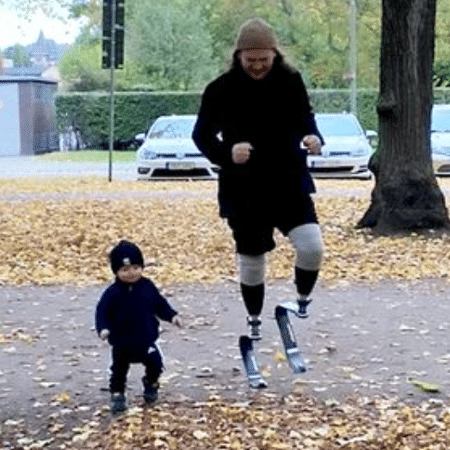 Alexander usa próteses para poder brincar ao ar-livre com filho de 1 ano - Reprodução