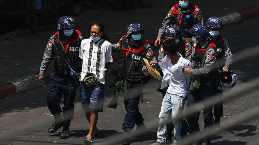Policias prendem manifestantes que protestavam em Yangon contra o golpe militar em Mianmar - Sai Aung Main/AFP