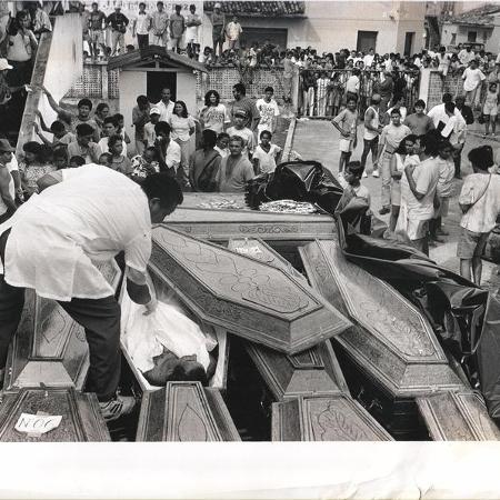 Caminhão com caixões de sem-terra mortos no Massacre de Eldorado do Carajás - 1996 - Sebastião Salgado