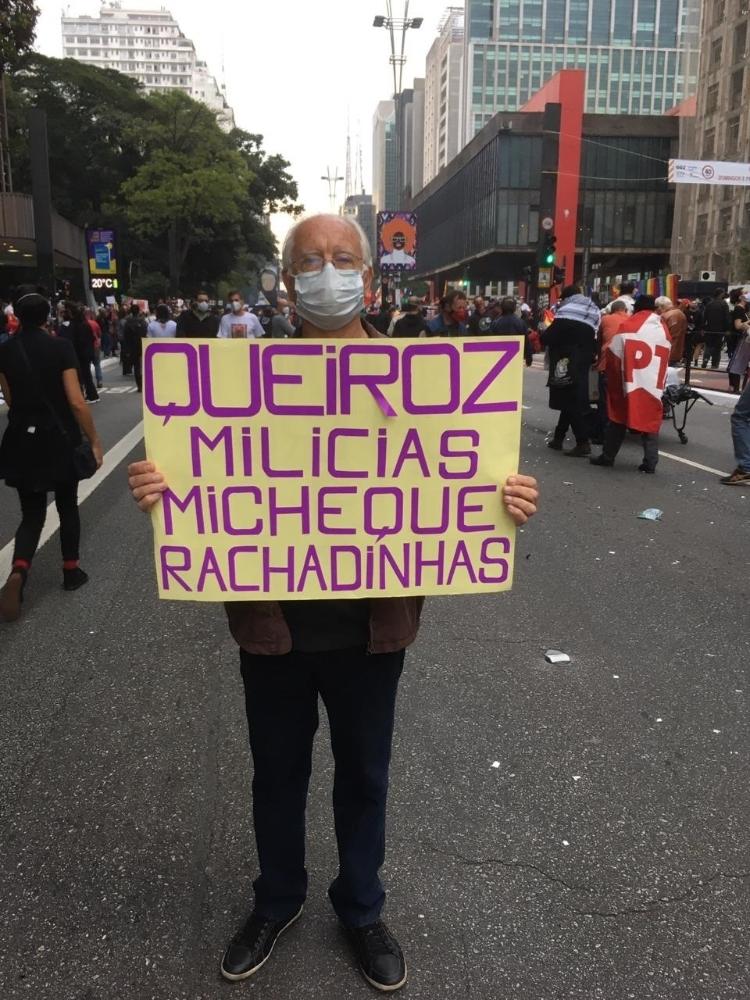 Amanda Rossi/UOL - Enio, de 81 anos, fez o cartaz acima com recortes de cartolina colorida e revelou que chegou ao protesto sozinho e de metrô