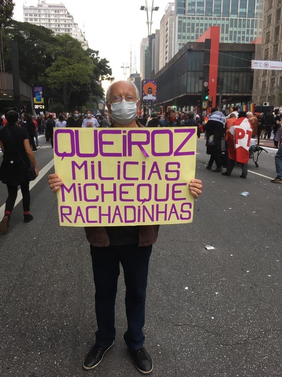 Amanda Rossi/UOL - Enio, de 81 anos, fez o cartaz acima com recortes de cartolina colorida e revelou que chegou ao protesto sozinho e de metrô