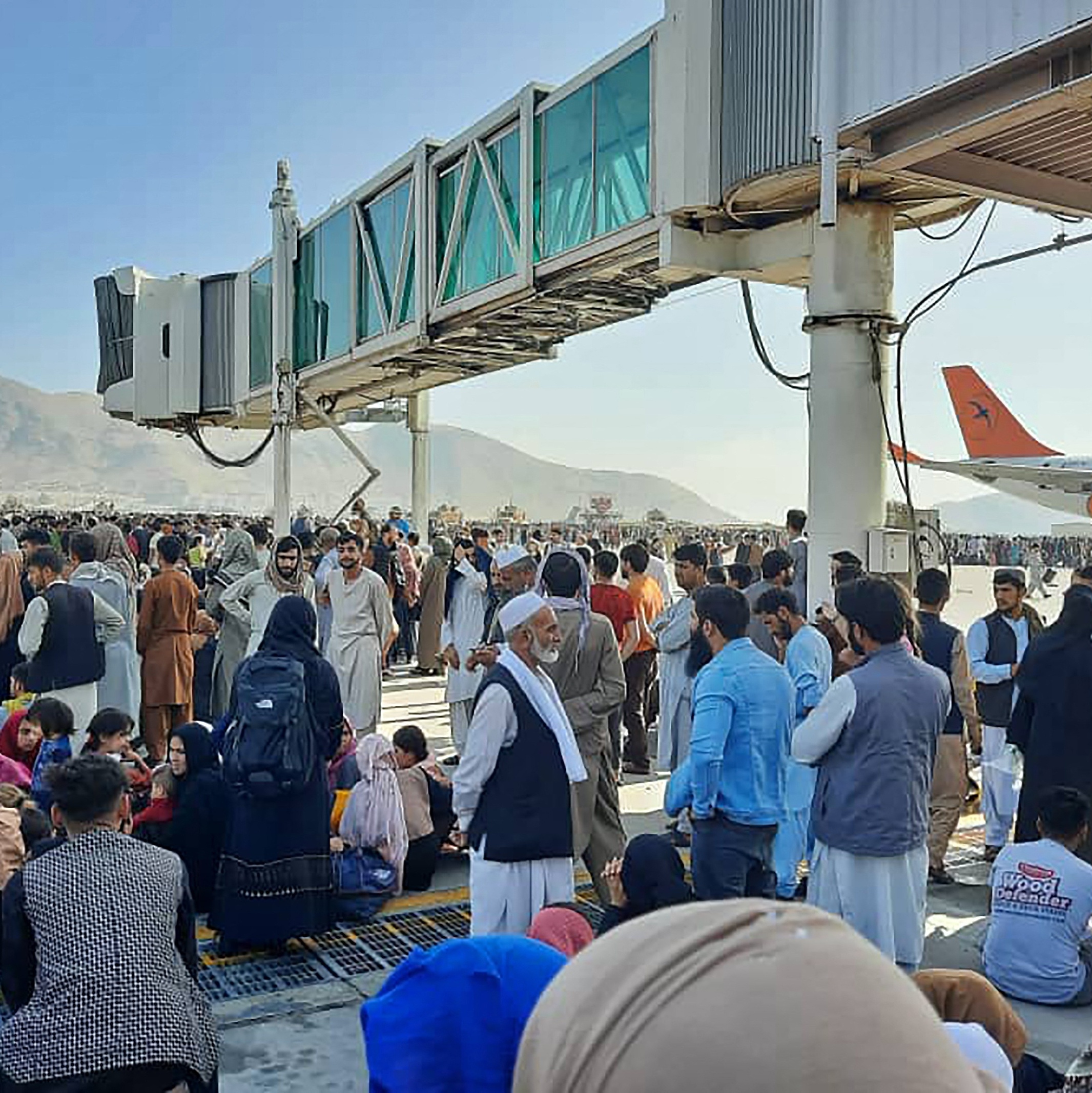 Aeroporto de Cabul reabre e líderes mundiais tomam posição