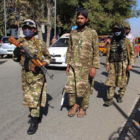 15.set.2021 - Membros do Talibã fazem patrulha em posto de controle de Kunduz, no norte do Afeganistão - Ajmal Kakar/Xinhua