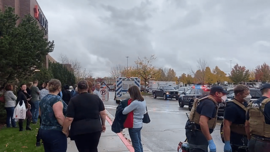 Carros de polícia e ambulâncias do lado de fora de shopping em Boise, nos EUA, após tiroteio - Reprodução/Twitter