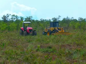 Tratores utilizados por fazendeiros para plantio na Terra Indígena Sangradouro, em Poxoréu (MT) - UOL - UOL