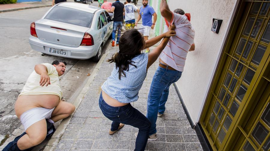 Albino José Seriqueira, militante do PSDB, acaba sem as calças em briga entre eleitores nas prévias tucanas para Prefeitura de São Paulo em 2016 - Adriano Vizoni/Folhapress