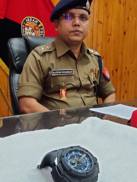 Policial indiano com o relógio recuperado - AFP