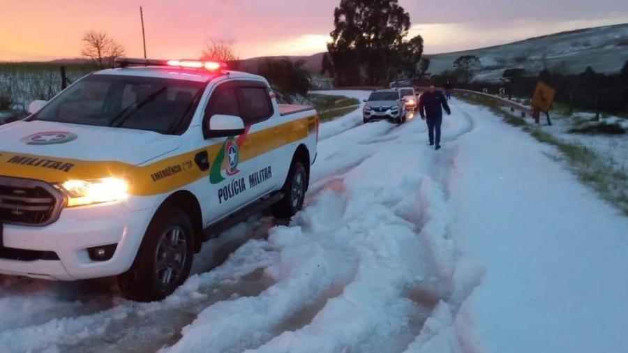 Rodovia SC-120 foi tomada pelo gelo após chuva de granizo - Reprodução/PMRV de Santa Catarina