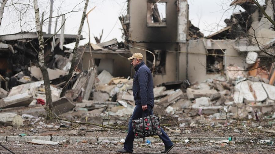Um homem passa por prédios destruídos que foram atingidos por bombardeios na pequena cidade de Borodyanka, perto de Kiev, na Ucrânia - 3 de março de 2022 - EPA