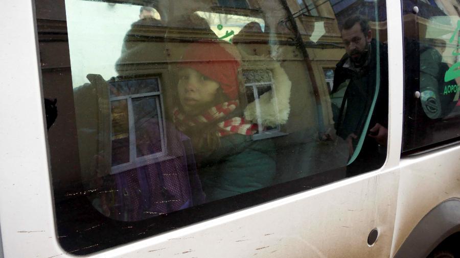 10.mar.2022 - Uma criança está em um micro-ônibus para fugir, em meio à invasão russa da Ucrânia, em Odessa, na Ucrânia. - REUTERS/Igor Tkachenko