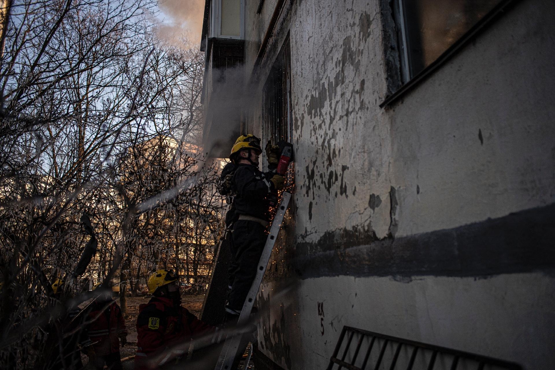 15.mar.2022 - O comandante do corpo de bombeiros e da operação, Andrey Kovalenko, afirmou que a possibilidade de encontrar mais vítimas assim que os bombeiros pudessem ter acesso ao prédio e aos apartamentos completamente destruídos pela explosão era quase certa. - André Liohn