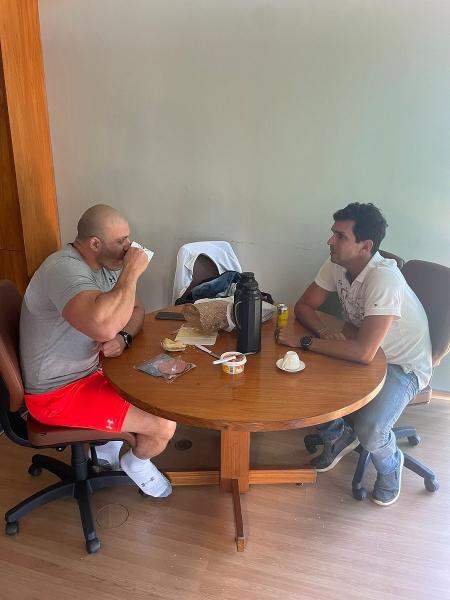 Deputado Daniel Silveira toma café com o colega Luiz Lima - Reprodução/Twitter