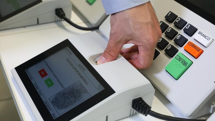 Teste de captação de biometria feito em novo modelo de urna eletrônica