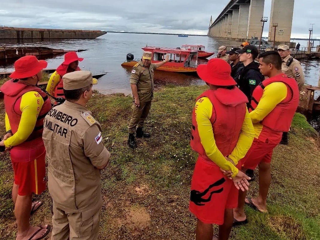 Paraquedista está à procura de equipamento que caiu no bairro