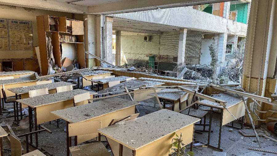 2.jun.2022 - Sala de aula ficou danificada após ataque que atingiu escola em Kharkiv, no leste da Ucrânia