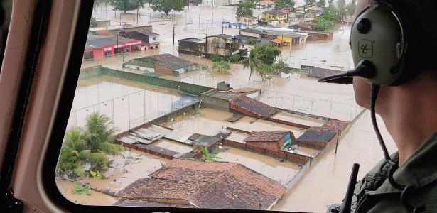 Cheias de rios deixam 2 mortos e expulsam 40 mil de casa em Alagoas