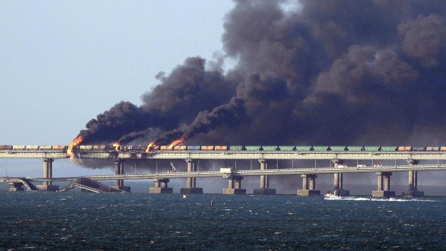08.out.22 - Fumaça preta sobe de um incêndio na ponte de Kerch que liga a Crimeia à Rússia, depois que um caminhão explodiu, perto de Kerch - -/AFP