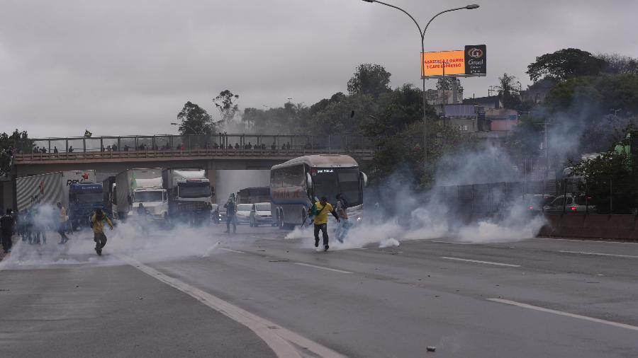 Bloqueios em rodovias geraram conflitos com a polícia; na foto, manifestantes reagem à atuação para desbloqueio da Castello Branco, em SP - WERTHER SANTANA/ESTADÃO CONTEÚDO