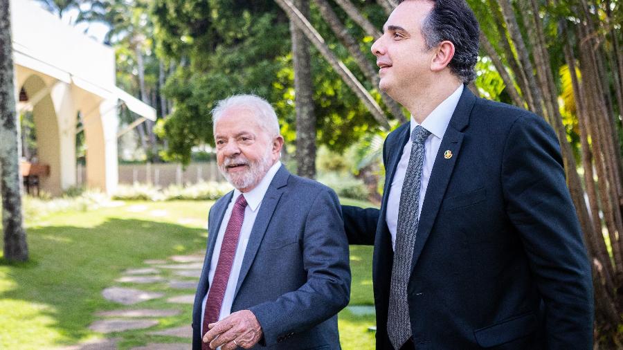 9.nov.22 - O presidente Lula (PT) é recebido por Rodrigo Pacheco (PSD-MG) na residência oficial do presidente do Senado, em Brasília - Pedro Gontijo/Senado Federal