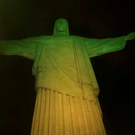 Cristo Redentor em verde e amarelo