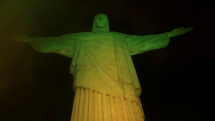 29.dez.22 - Cristo Redentor em verde e amarelo para Pelé - REUTERS/Ricardo Moraes